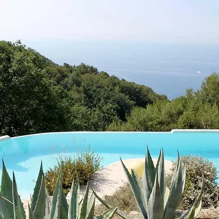 펜션 Luxurious Overlooking The Sea 로퀴에브륀캡마르탱